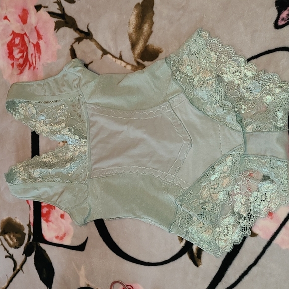Beautiful Sage Lacy Body Shapewear - Picture 11 of 13